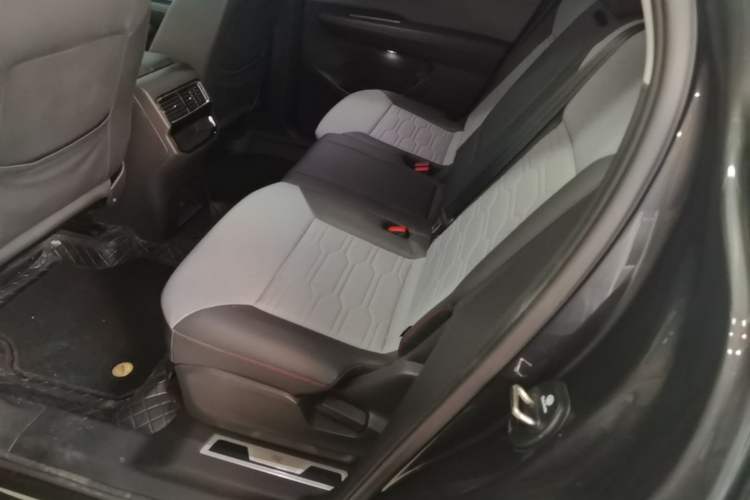 Used Volkswagen Teramont X 2022 330TSI Two-Wheel-Drive Luxury Edition Left Rear Seat