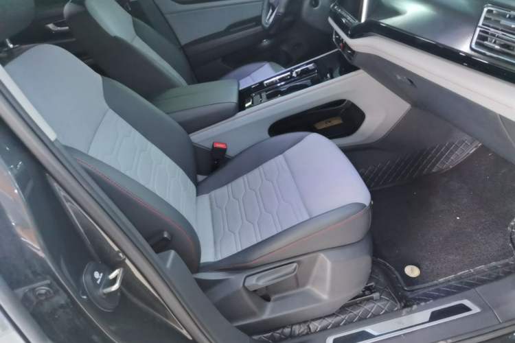 Used Volkswagen Teramont X 2022 330TSI Two-Wheel-Drive Luxury Edition Right Front Seat