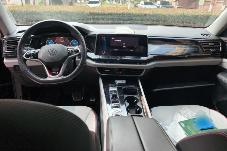 Used Volkswagen Teramont X 2023 530 V6 Four-Wheel Drive Prestige Luxury Edition Center Console