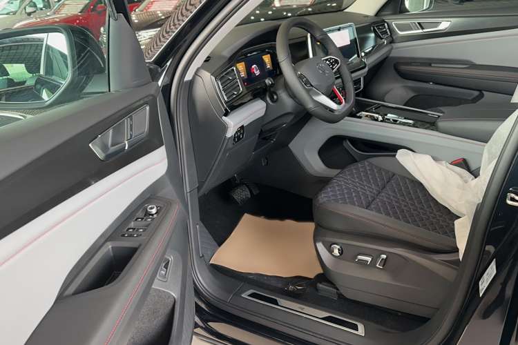 Used Volkswagen Teramont X 2023 Revised Version 330TSI Two-Wheel-Drive Luxury Edition Interior 2