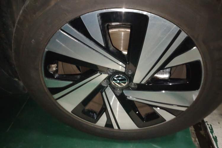 Used Volkswagen Teramont X 2024 380TSI All-Wheel Drive Longyao Edition Right Front Wheel Hub