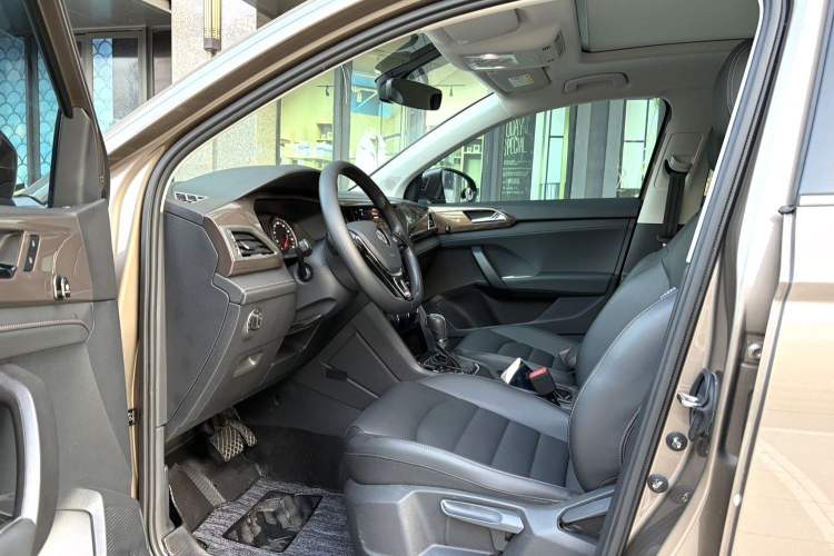 Used Volkswagen Tharu 2020 330TSI All-Wheel-Drive Luxury Edition China VI Standard Interior 2