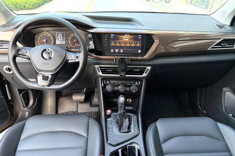 Used Volkswagen Tharu 2020 330TSI All-Wheel-Drive Luxury Edition China VI Standard Interior 5