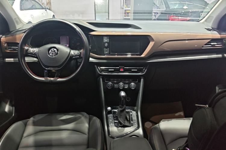 Used Volkswagen Tharu 2019 280TSI Two-Wheel Drive Luxury Version China VI Standard Center Console