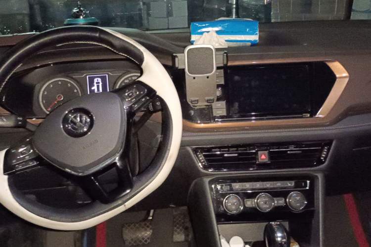 Used Volkswagen Tharu 2019 280TSI Two-Wheel Drive Luxury Version China VI Standard Center Console