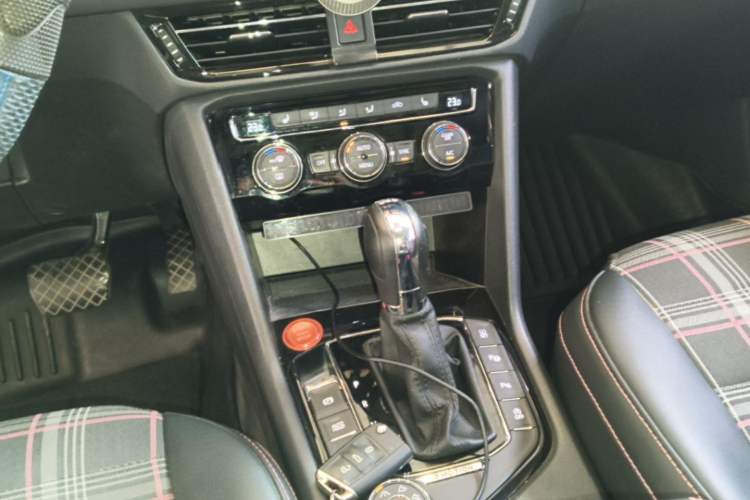 Used Volkswagen Tharu 2019 330TSI Four-Wheel Drive Flagship Model China VI Standard Gear Lever