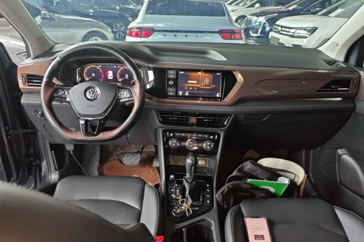 Used Volkswagen Tharu 2019 330TSI Four-Wheel Drive Flagship Model China VI Standard Center Console