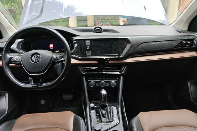 Used Volkswagen Tharu 2019 330TSI Four-Wheel Drive Flagship Model China VI Standard Center Console