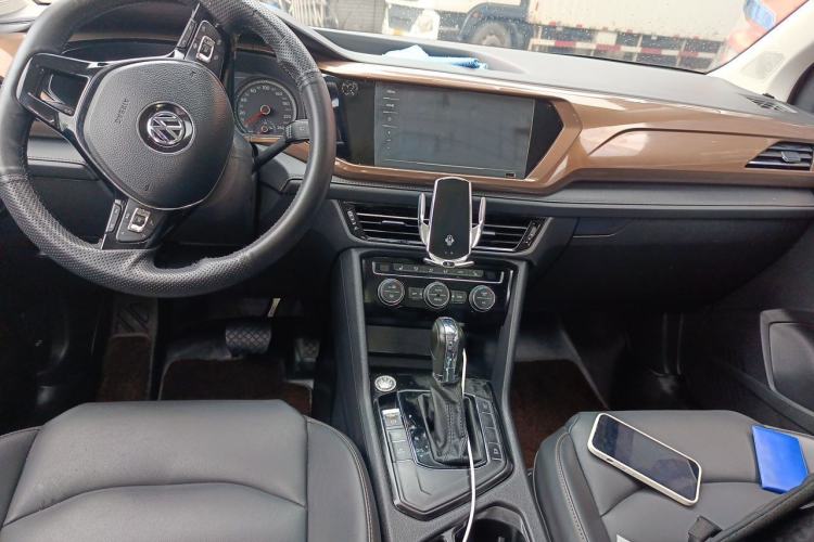 Used Volkswagen Tharu 2019 280TSI Two-Wheel Drive Luxury Version China VI Standard Center Console
