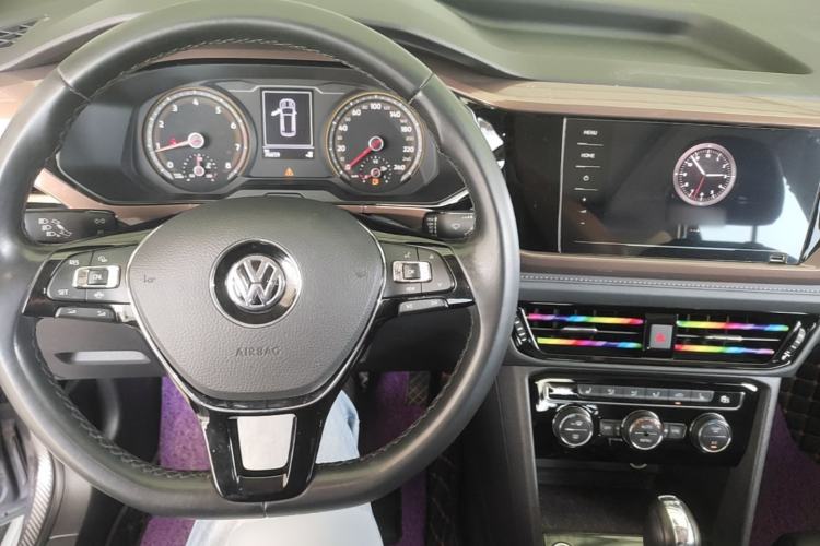 Used Volkswagen Tharu 2019 280TSI Two-Wheel Drive Luxury Version China VI Standard Center Console