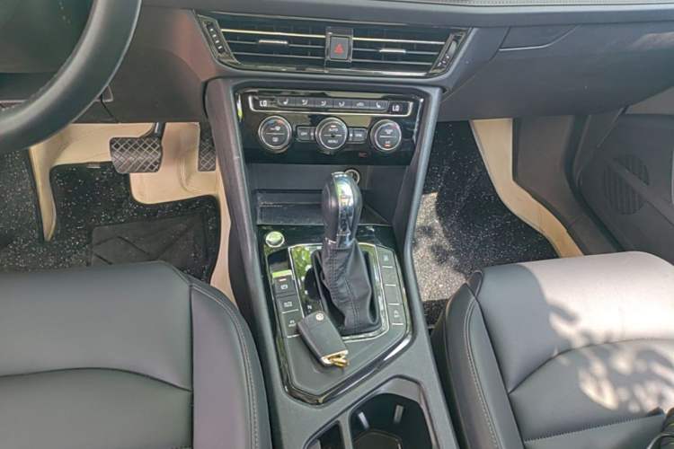Used Volkswagen Tharu 2019 280TSI Two-Wheel Drive Luxury Version China VI Standard Gear Lever