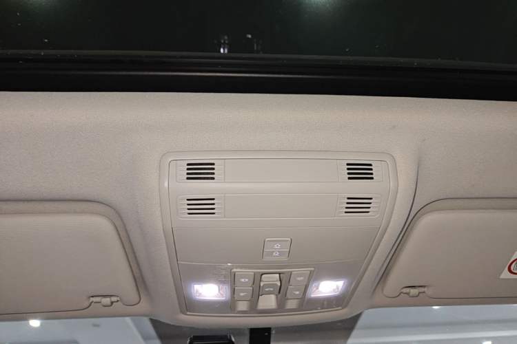 Used Volkswagen Tharu 2019 280TSI Two-Wheel Drive Luxury Version China VI Standard Headliner