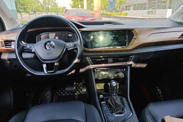 Used Volkswagen Tharu 2019 330TSI Four-Wheel Drive Flagship Model China VI Standard Center Console