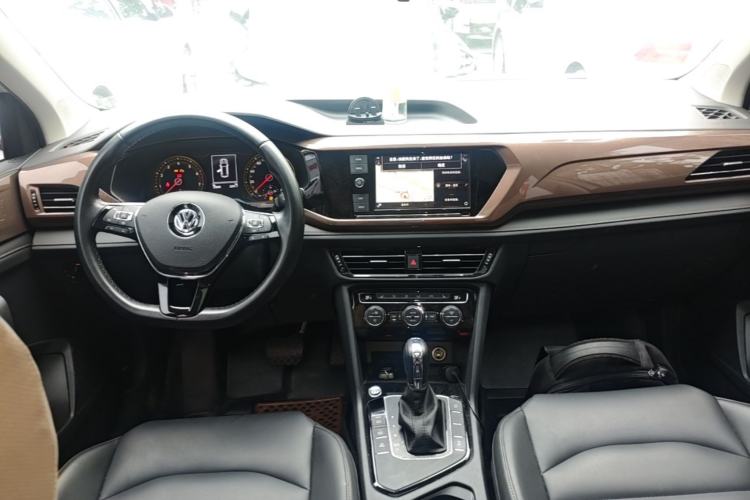 Used Volkswagen Tharu 2019 280TSI Two-Wheel Drive Luxury Version China VI Standard Center Console