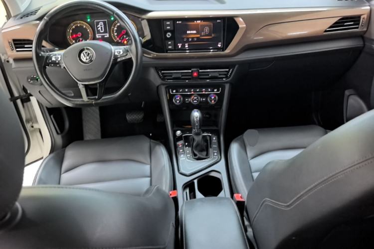 Used Volkswagen Tharu 2019 280TSI Two-Wheel Drive Luxury Version China VI Standard Center Console
