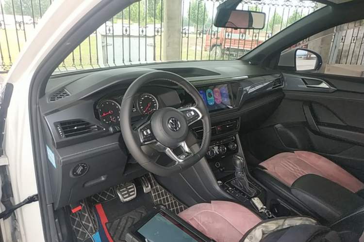 Used Volkswagen Tharu 2019 280TSI Two-Wheel Drive R-Line China VI Standard Center Console