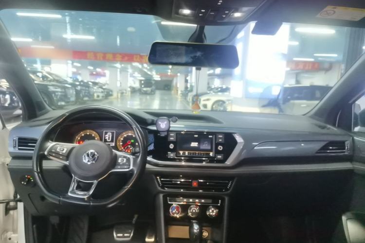 Used Volkswagen Tharu 2019 280TSI Two-Wheel Drive R-Line China VI Standard Center Console