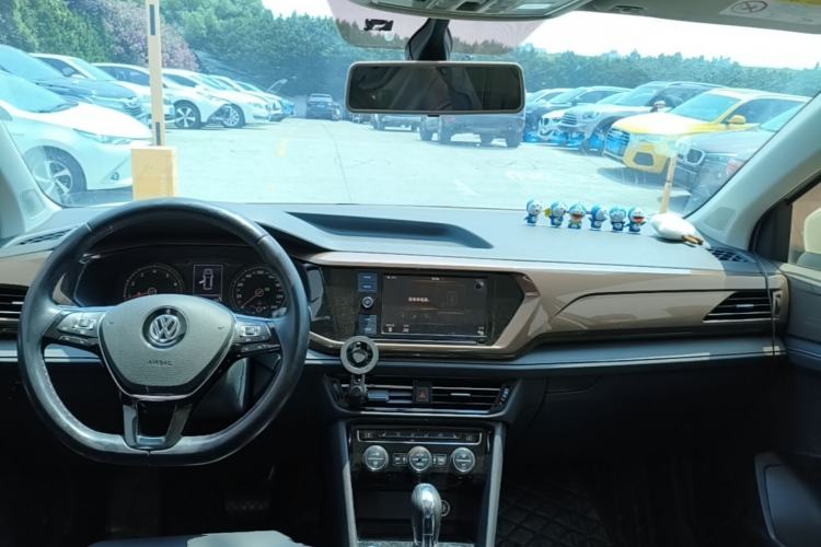 Used Volkswagen Tharu 2019 280TSI Two-Wheel Drive Luxury Version China VI Standard Center Console