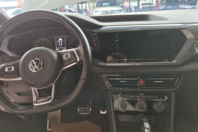 Used Volkswagen Tharu 2019 280TSI Two-Wheel Drive R-Line China VI Standard Center Console