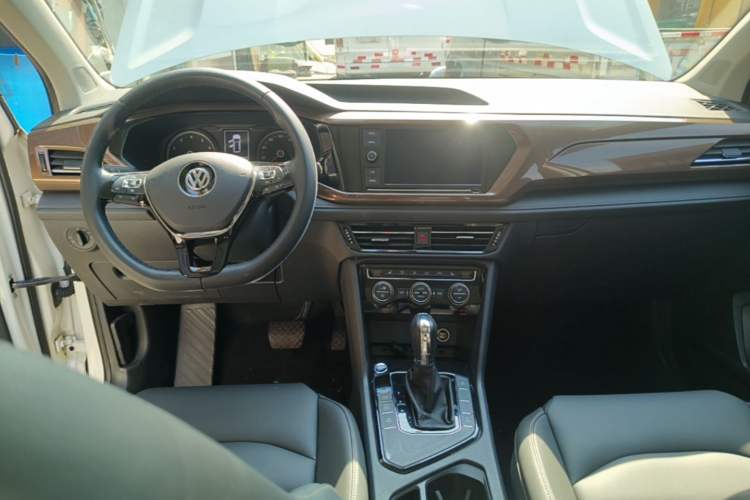 Used Volkswagen Tharu 2019 280TSI Two-Wheel Drive Luxury Version China VI Standard Center Console