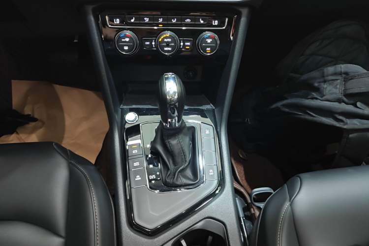 Used Volkswagen Tharu 2019 280TSI Two-Wheel Drive Luxury Version China VI Standard Gear Lever
