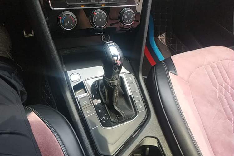 Used Volkswagen Tharu 2019 280TSI Two-Wheel Drive R-Line China VI Standard Gear Lever