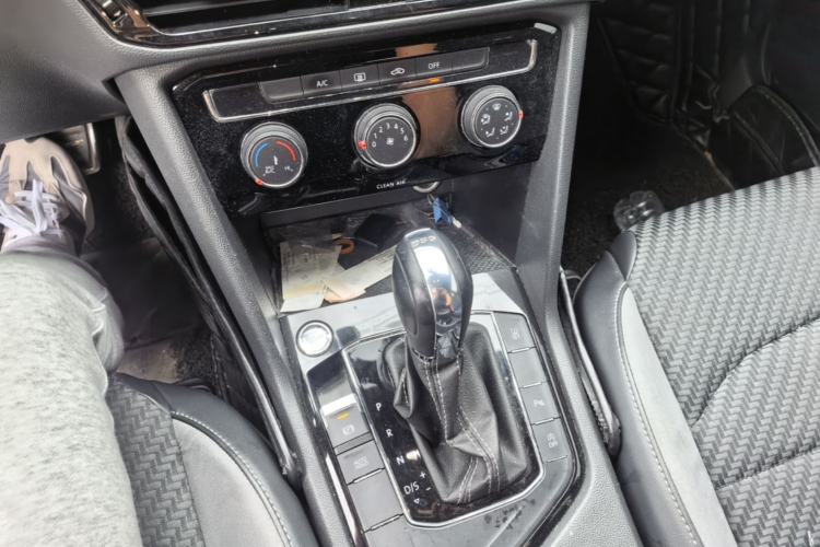 Used Volkswagen Tharu 2019 280TSI Two-Wheel Drive R-Line China VI Standard Gear Lever