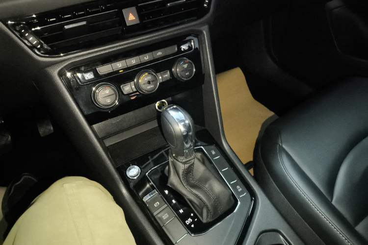 Used Volkswagen Tharu 2020 280TSI Two-Wheel Drive Comfort Edition China VI Standard Gear Lever