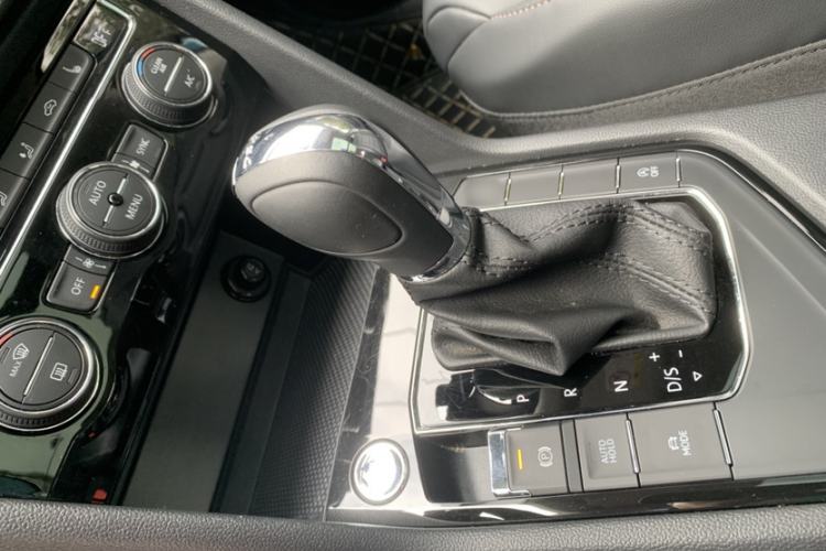 Used Volkswagen Tharu 2020 330TSI All-Wheel-Drive Luxury PLUS China VI Standard Interior 4