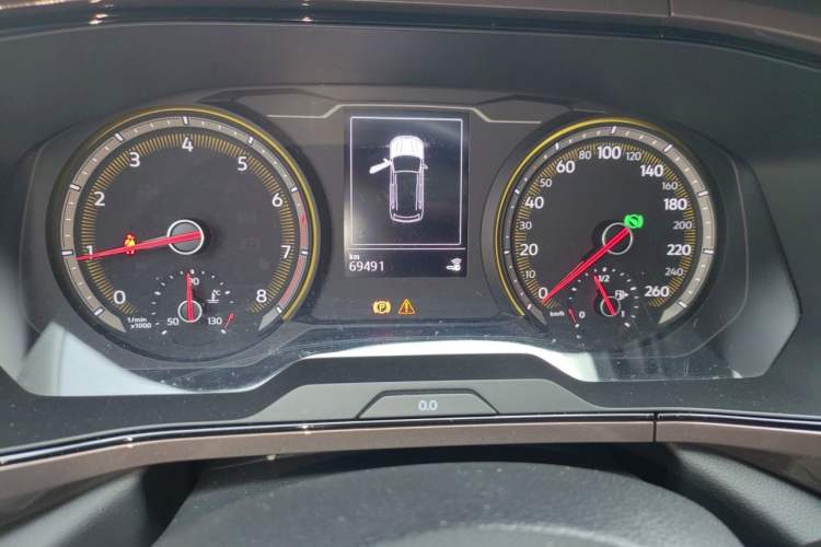 Used Volkswagen Tharu 2020 330TSI All-Wheel-Drive Luxury Edition China VI Standard Odometer Close Up