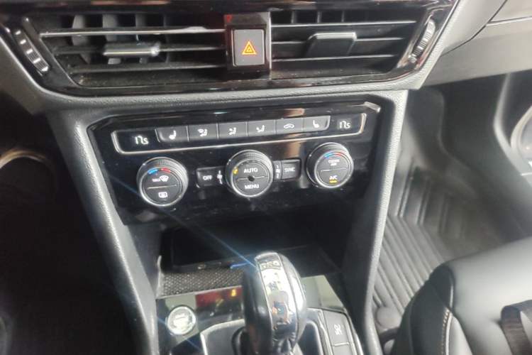 Used Volkswagen Tharu 2020 280TSI Two-Wheel Drive Luxury Edition China VI Standard Audio And AC Panel