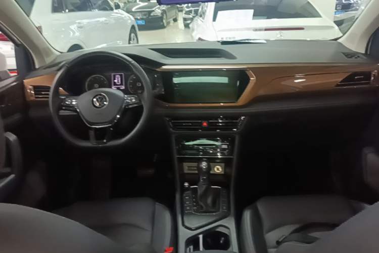 Used Volkswagen Tharu 2020 280TSI Two-Wheel Drive Luxury Plus Version China VI Standard Center Console