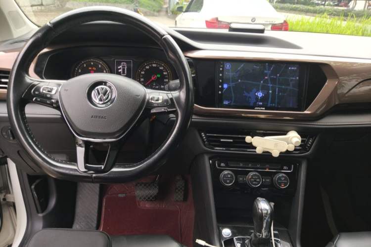 Used Volkswagen Tharu 2020 280TSI Two-Wheel Drive Comfort Edition China VI Standard Center Console