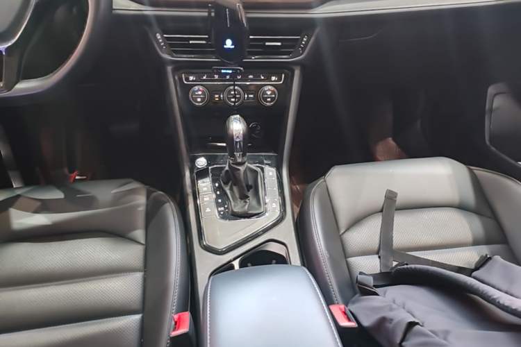 Used Volkswagen Tharu 2020 Facelift 330TSI Four-Wheel Drive Luxury PLUS Version China VI Standard Gear Lever