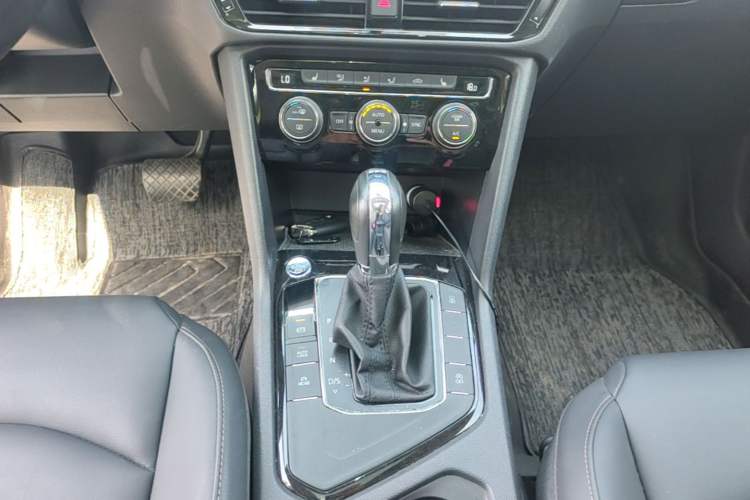 Used Volkswagen Tharu 2020 330TSI All-Wheel-Drive Luxury Edition China VI Standard Gear Lever