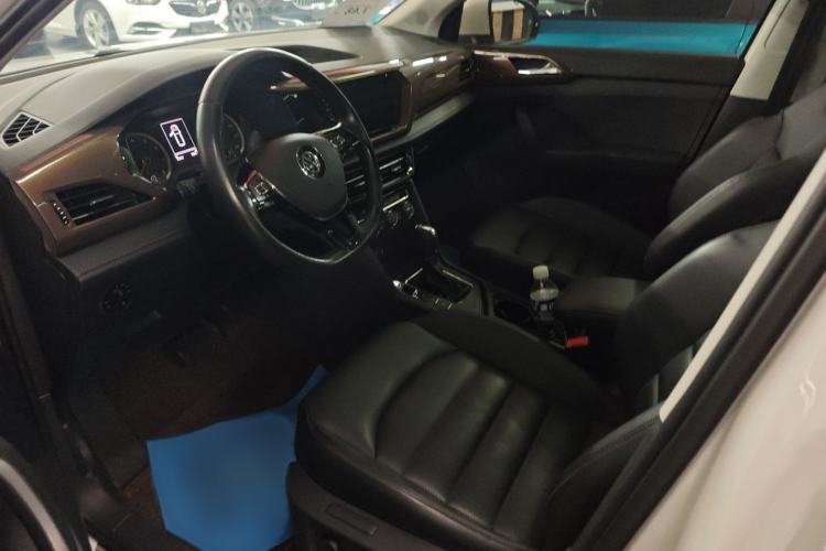 Used Volkswagen Tharu 2020 330TSI All-Wheel-Drive Luxury PLUS China VI Standard Interior 1