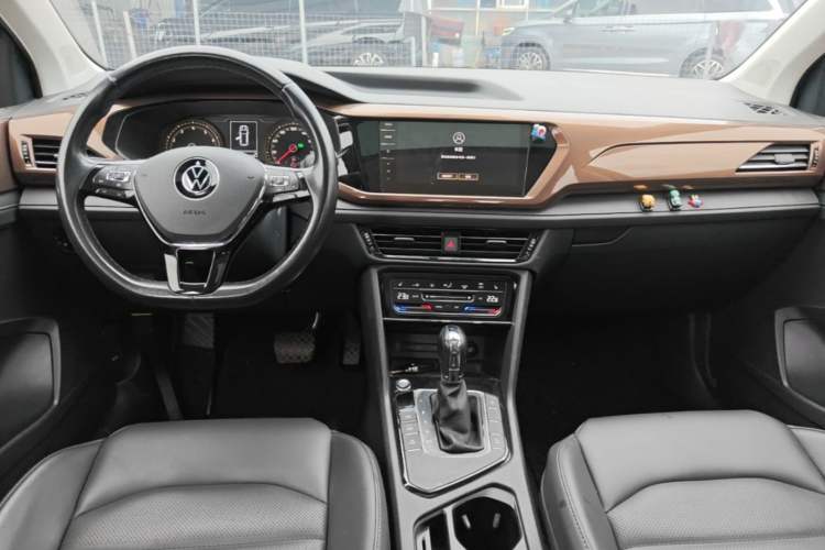 Used Volkswagen Tharu 2021 280TSI Two-Wheel-Drive Luxury Plus Edition Center Console