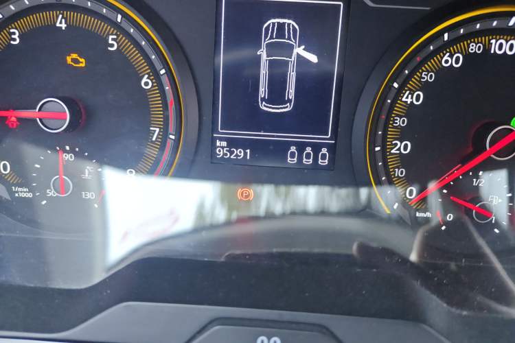 Used Volkswagen Tharu 2021 280TSI Two-Wheel-Drive Luxury Plus Edition Odometer Close Up