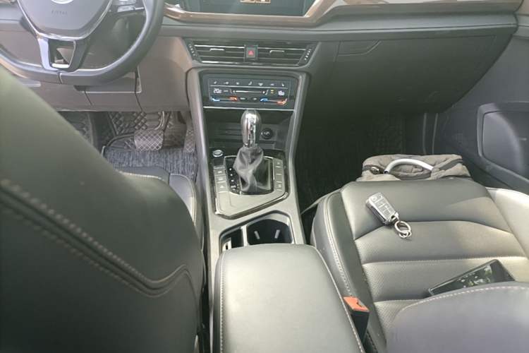 Used Volkswagen Tharu 2021 280TSI Two-Wheel-Drive Luxury Plus Edition Gear Lever
