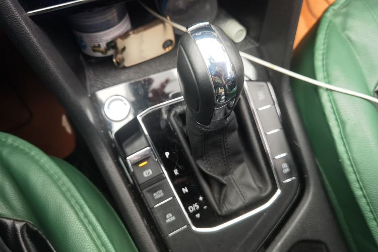 Used Volkswagen Tharu 2021 280TSI Two-Wheel-Drive Luxury Plus Edition Gear Lever