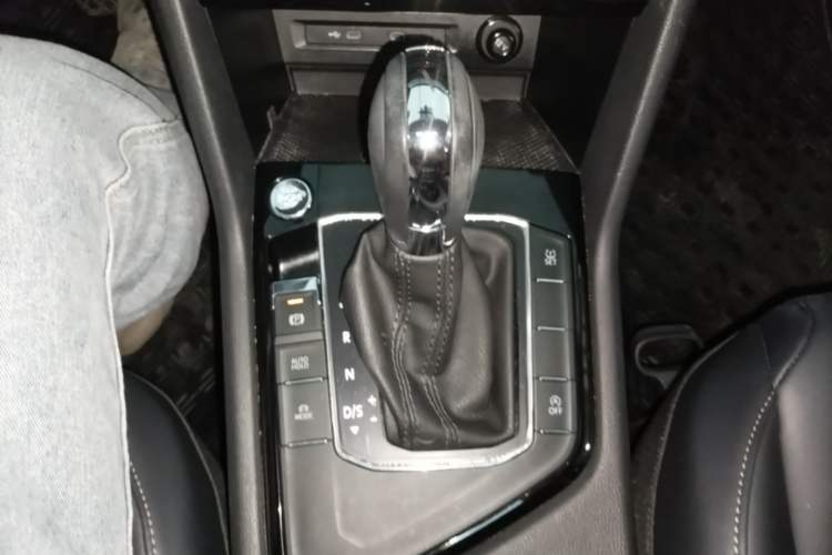 Used Volkswagen Tharu 2021 280TSI Two-Wheel-Drive Luxury Plus Edition Gear Lever