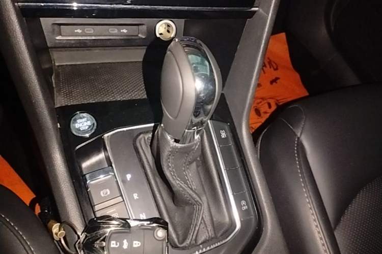 Used Volkswagen Tharu 2021 280TSI Two-Wheel-Drive Luxury Plus Edition Gear Lever