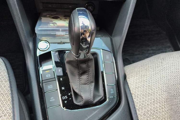 Used Volkswagen Tharu 2021 280TSI Two-Wheel-Drive Luxury Plus Edition Gear Lever