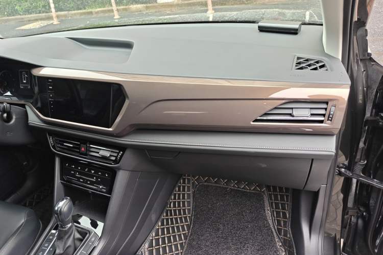 Used Volkswagen Tharu 2021 280TSI Two-Wheel-Drive Luxury Plus Edition Audio And AC Panel