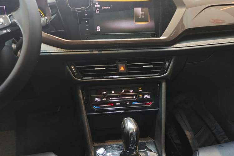 Used Volkswagen Tharu 2021 280TSI Two-Wheel Drive Comfort Edition Audio And AC Panel