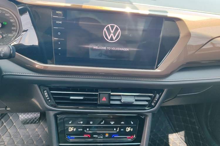 Used Volkswagen Tharu 2021 280TSI Two-Wheel-Drive Luxury Plus Edition Audio And AC Panel