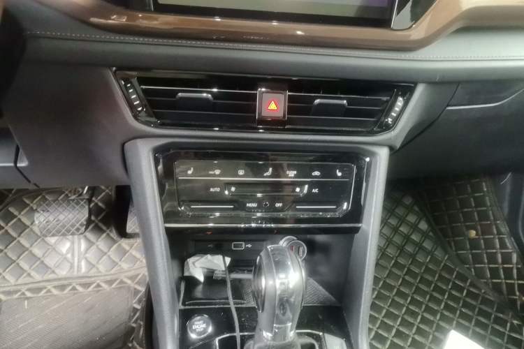 Used Volkswagen Tharu 2021 330TSI All-Wheel Drive Luxury PLUS Version Audio And AC Panel