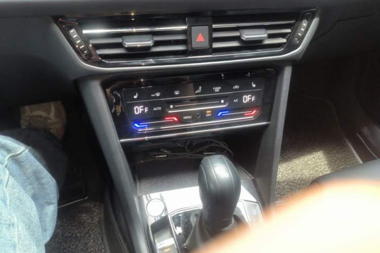 Used Volkswagen Tharu 2021 280TSI Two-Wheel-Drive Luxury Plus Edition Audio And AC Panel