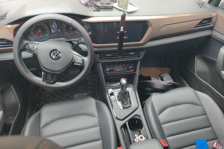Used Volkswagen Tharu 2021 280TSI Two-Wheel-Drive Luxury Plus Edition Center Console
