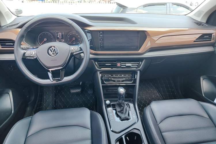 Used Volkswagen Tharu 2021 280TSI Two-Wheel-Drive Luxury Plus Edition Center Console
